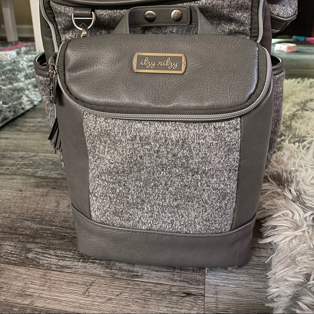 Itzy ritzy Grayson bottle bag and paci pod
